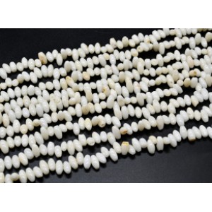 Бусины из коралла белого рис 4*8мм, 39,5см, 109 бусин.