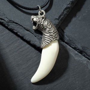 Кулон "Клык тигра",цвет белый, цвет серебристый, 45 см Кулон "Клык тигра",цвет белый, цвет серебристый, 45 см