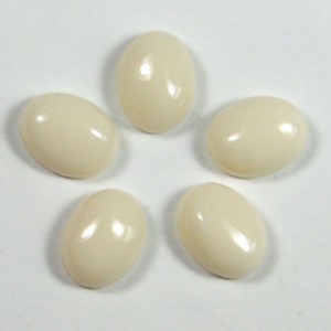 Кабошон, белый агат (иск.), 7*9*4мм.