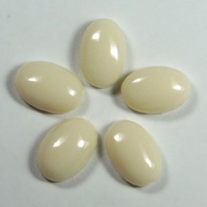 Кабошон, белый агат (иск.), 8*12*4,2мм.