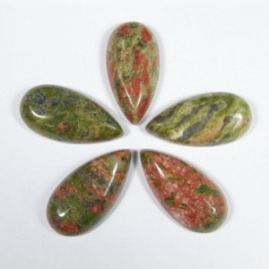 Унакит, кабошон  капля, 15*30*7мм.