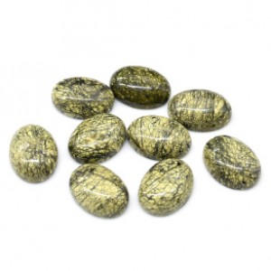 Кабошон из змеевика овал 12*16*5мм.