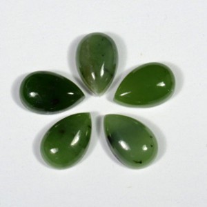 Кабошон из нефрита капля 10*15*5мм Кабошон из нефрита капля 10*15*5мм