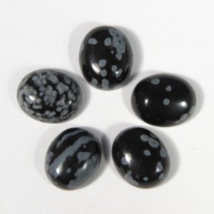 Кабошон из снежного обсидиана , 10*12*4мм.