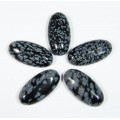 Кабошон из снежного обсидиана овал, 15*30*7мм.