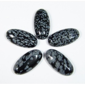 Кабошон из снежного обсидиана овал, 15*30*7мм. Кабошон из снежного обсидиана овал, 15*30*7мм.