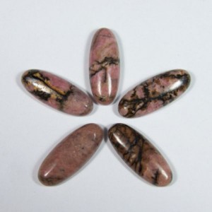 Кабошон из родонита овал, 10*25*5мм.