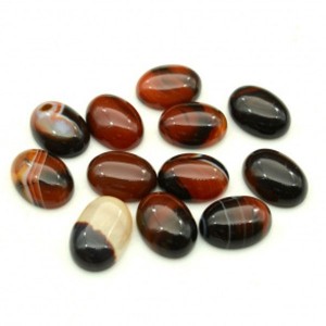 Кабошон из сардоникса овал, 12*16*6мм.