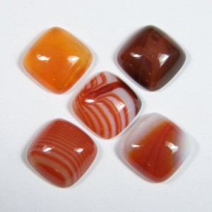 Кабошон из сердолика квадрат, 16*16*6мм. Кабошон из сердолика квадрат, 16*16*6мм.