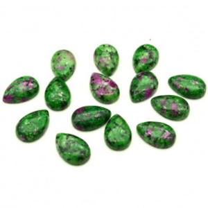 Кабошон из цоизита капля, 10*15*5мм. Кабошон из цоизита капля, 10*15*5мм.