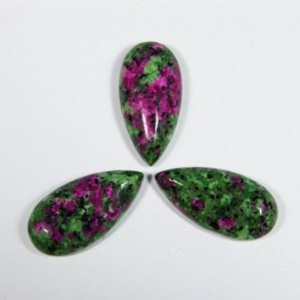 Кабошон из цоизита капля, 15*30*7мм. Кабошон из цоизита капля, 15*30*7мм.