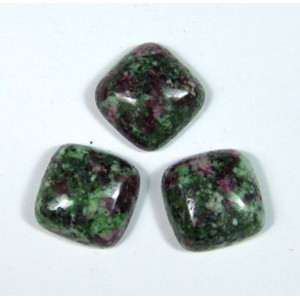 Кабошон из цоизита квадрат, 14*14*6мм. Кабошон из цоизита квадрат, 14*14*6мм.