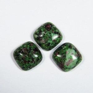 Кабошон из цоизита квадрат, 16*16*7мм. Кабошон из цоизита квадрат, 16*16*7мм.