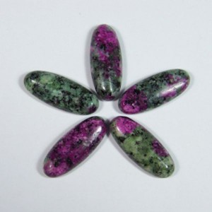 Кабошон из цоизита овал, 10*25*5мм.