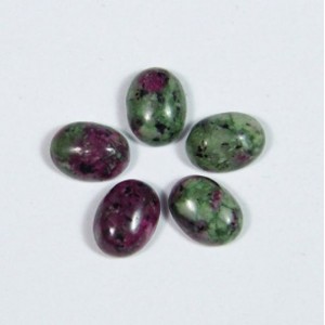 Кабошон из цоизита овал, 6*8*3мм.