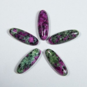 Кабошон из цоизита овал, 8*23*5мм.