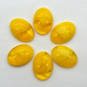 Кабошон из янтаря искусственного 15*20*6мм, медовый