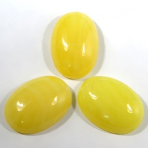 Кабошон из янтаря искусственного 18*25мм, молочный