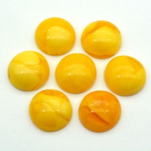 Кабошон из янтаря искусственного 20*20*8мм, молочный