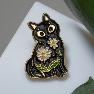 Значок "Кошка" с ромашками, цвет чёрный, цвет золотистый