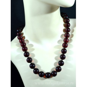 Бусы из янтаря шарик 14мм вишня, 54см