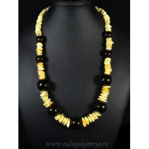 Колье из янтаря крошка с мятым шариком 14мм, 20мм молочный, кофейный, 56см