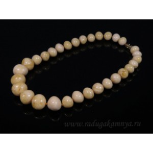 Колье из янтаря мятый шарик 15-20мм молочный, 53см
