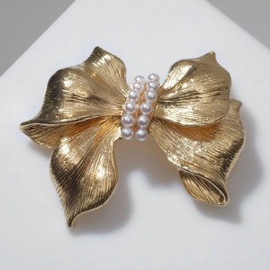 Брошь "Бант" с жемчужной лентой, цвет белый, цвет золотистый Брошь "Бант" с жемчужной лентой, цвет белый, цвет золотистый