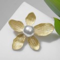 Брошь "Цветок" нежный, цвет белый, цвет золотистый