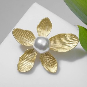 Брошь "Цветок" нежный, цвет белый, цвет золотистый