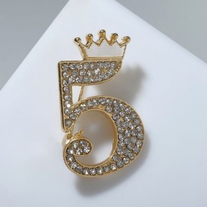 Брошь "Пятёрка" с короной, цвет белый, цвет золотистый