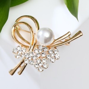 Брошь "Завиток" с бусиной и цветами, цвет белый, цвет золотистый