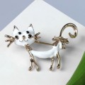 Брошь "Кошка" кокетливая с бантом, цвет белый в кофейном золоте