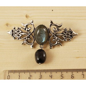 Брошь из лабрадорита (яркий эффект) "вензель", основа 70х2.4мм, овал 18х13мм, подвеска гранат