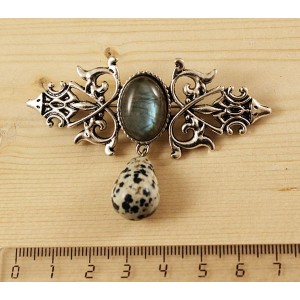 Брошь из лабрадорита (яркий эффект) "вензель", основа 70х2.4мм, овал 18х13мм, подвеска яшма далматиновая