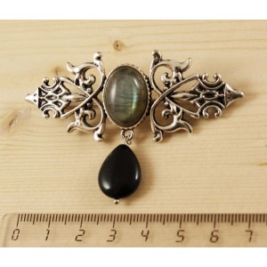 Брошь из лабрадорита (яркий эффект) "вензель", основа 70х2.4мм, овал 18х13мм, подвеска агат черный
