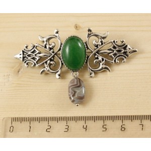 Брошь из кварца (цвет хризопраз) "вензель", основа 70х2.4мм, овал 18х13мм, подвеска агат серый