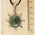 Кулон с нефритом "штурвал", круг 20мм