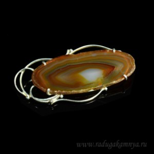 Брошь с агатом в посеребрении 71*35мм.