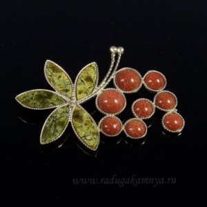 Брошь змеевик и авантюрин "Виноград" 50*60мм. Брошь змеевик и авантюрин "Виноград" 50*60мм.