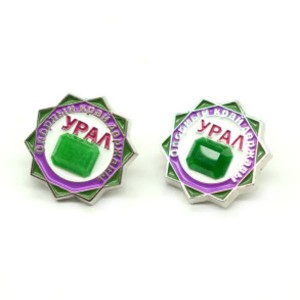 Брошь значок "Урал" с гидротермальным изумрудом 25*25мм