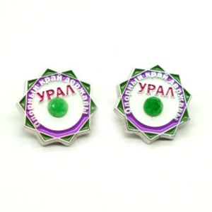 Брошь значок "Урал" с гидротермальным изумрудом 25*25мм