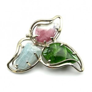 Брошь с хромдиопсидом, турмалином и аквамарином 41*44мм. Брошь с хромдиопсидом, турмалином и аквамарином 41*44мм.
