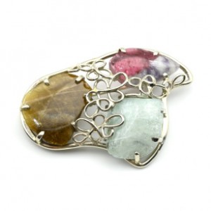 Брошь турмалин и аквамарин 48*33мм. Брошь турмалин и аквамарин 48*33мм.