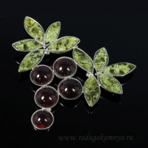 Брошь змеевик, гранат "Лоза", 58*51мм Брошь змеевик, гранат "Лоза", 58*51мм