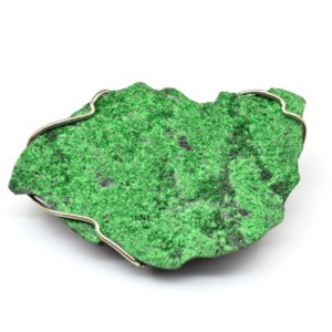 Брошь из уваровита 48*32мм.