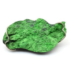 Брошь с уваровитом 40*21мм. Брошь с уваровитом 40*21мм.