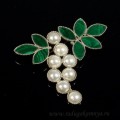 Брошь из малахита и майорки " Гроздь " 55*52мм.