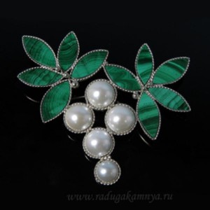 Брошь из малахита и майорки " Лоза " 63*48мм.