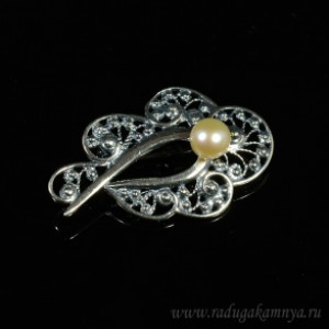 Брошь с майоркой в мельхиоре, цвет крем, 37*22мм.